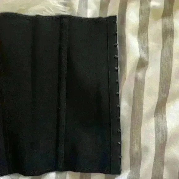 SKIMS- NWOT Waist Trainer Color Onyx Sizes M, L, 4X - Picture 6 of 7